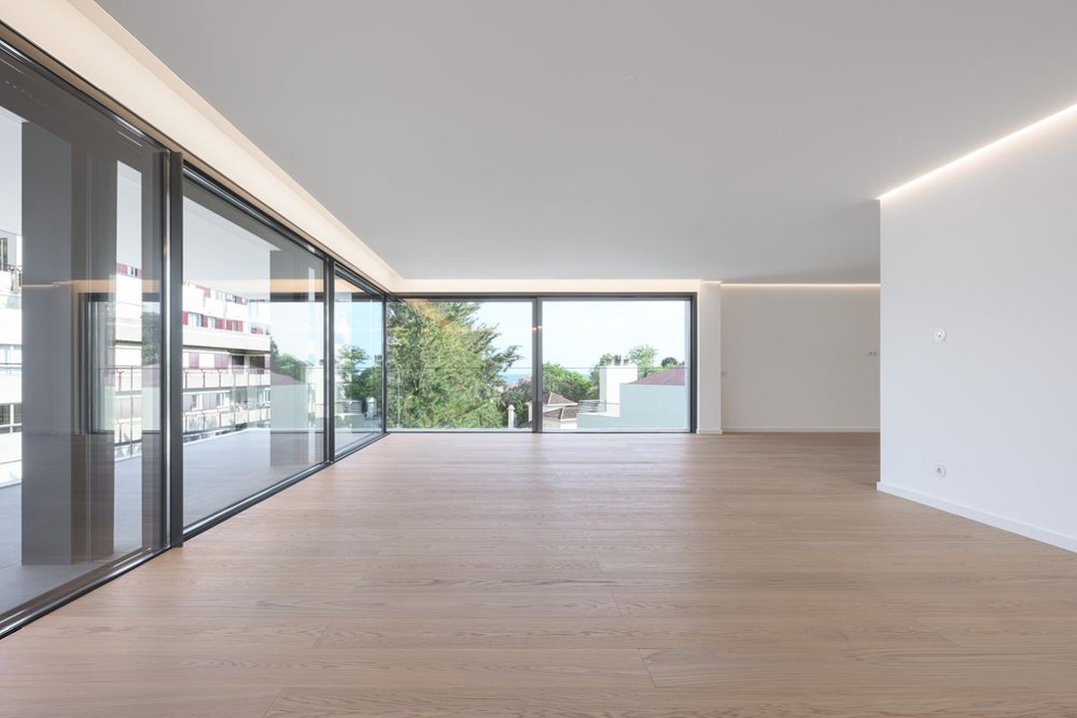 Sala com frente envidraçada