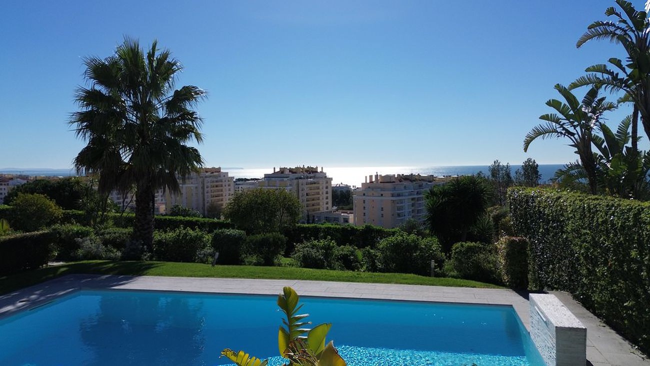 Jardim e piscina — vista mar