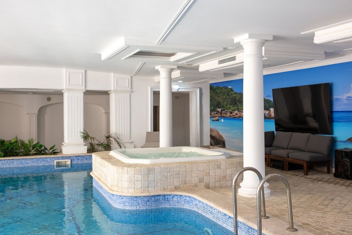 Piscina interior e jacúzi